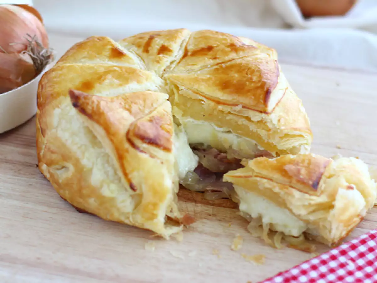Camembert Berbalut Pastry dengan Ham dan Bawang Bombai