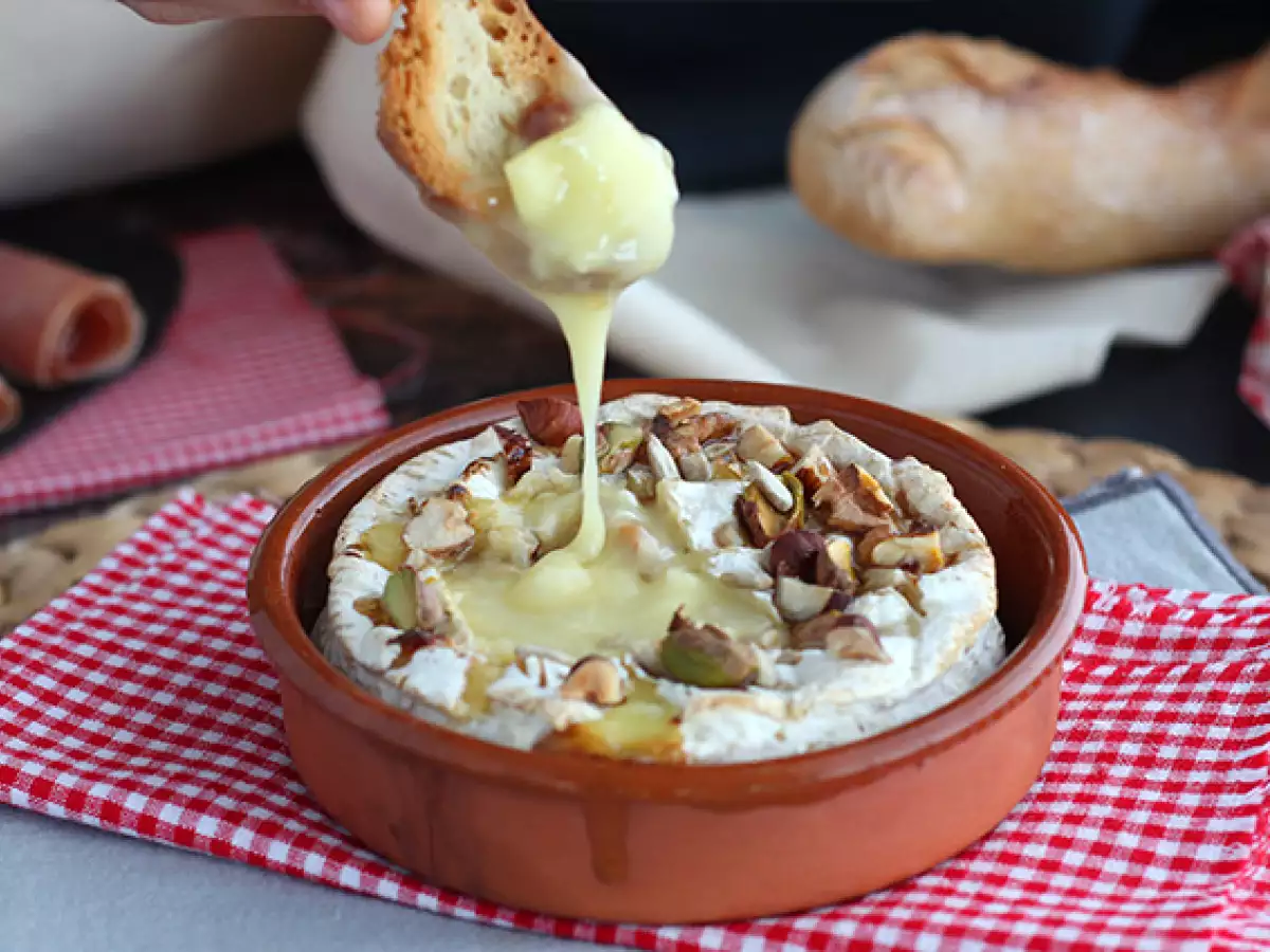Camembert Panggang Oven dengan Madu dan Kacang