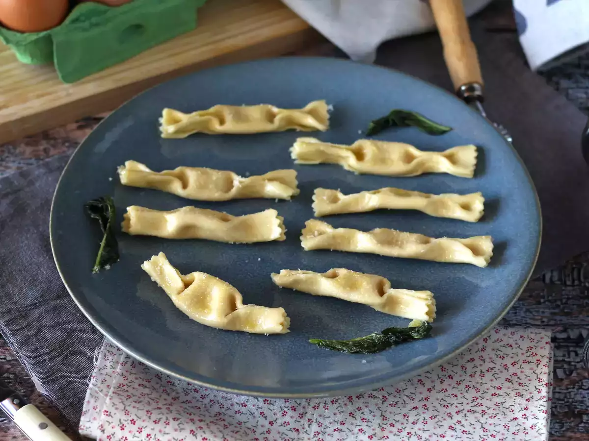 Caramelle, ravioli berbentuk permen dengan isian labu dan ricotta - foto 3