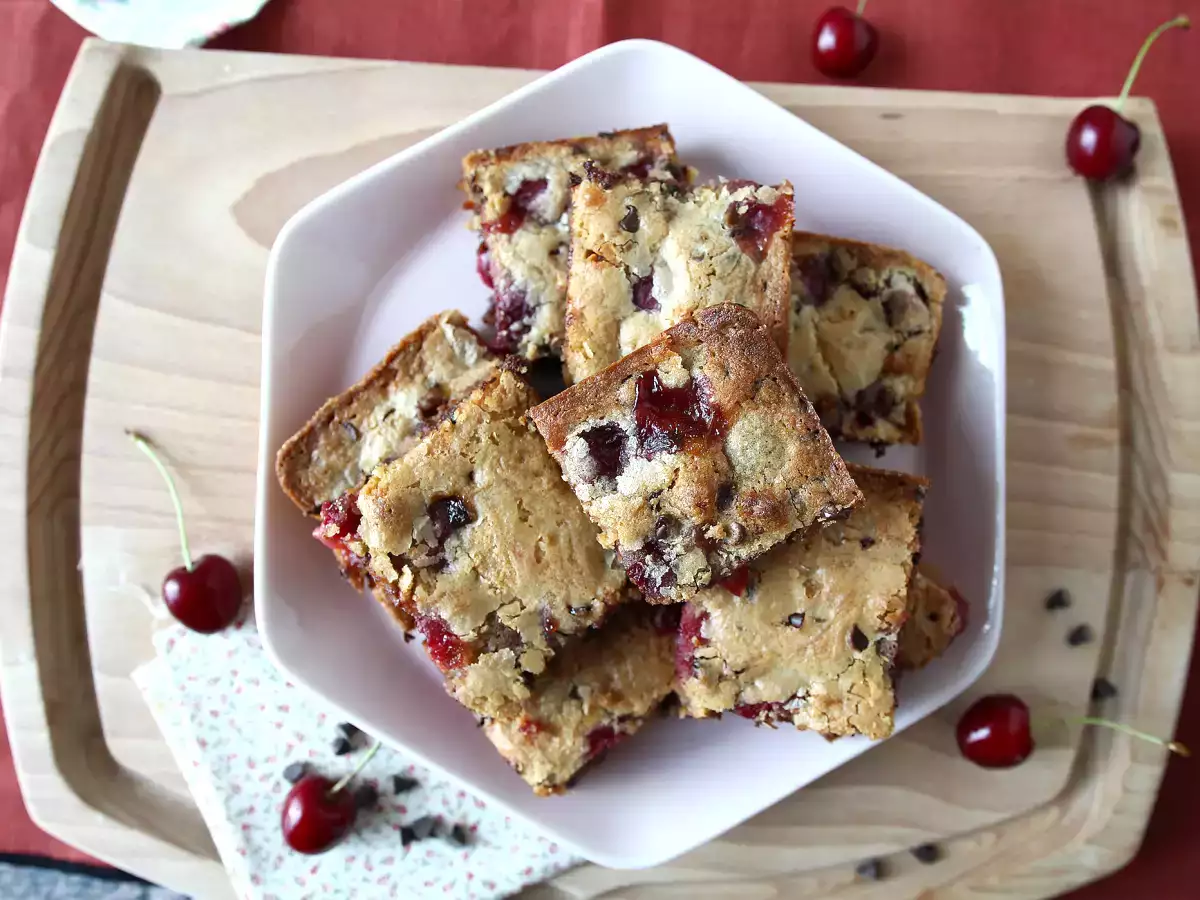 Ceri Blondie dan cokelat, kue renyah dan fondant yang sempurna - foto 2