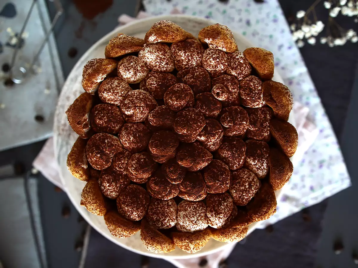 Charlotte ala tiramisu yang lezat tanpa telur - foto 3