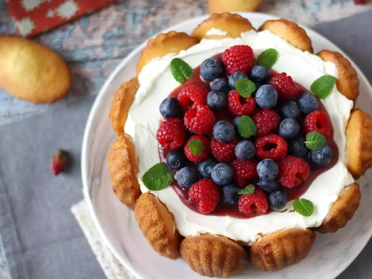 Charlotte Buah Beri dengan Madeleines - foto 6
