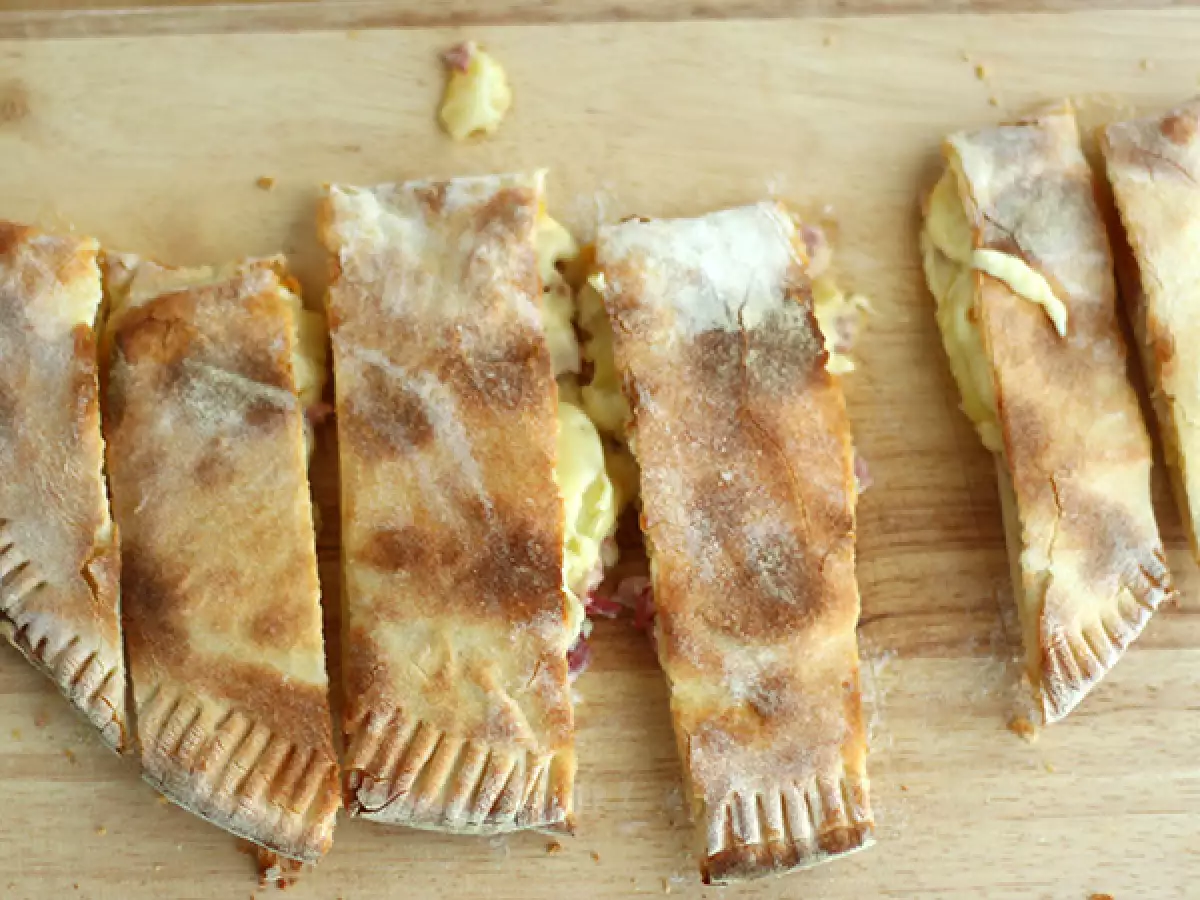 Chausson dengan raclette, calzone Savoyard - foto 2