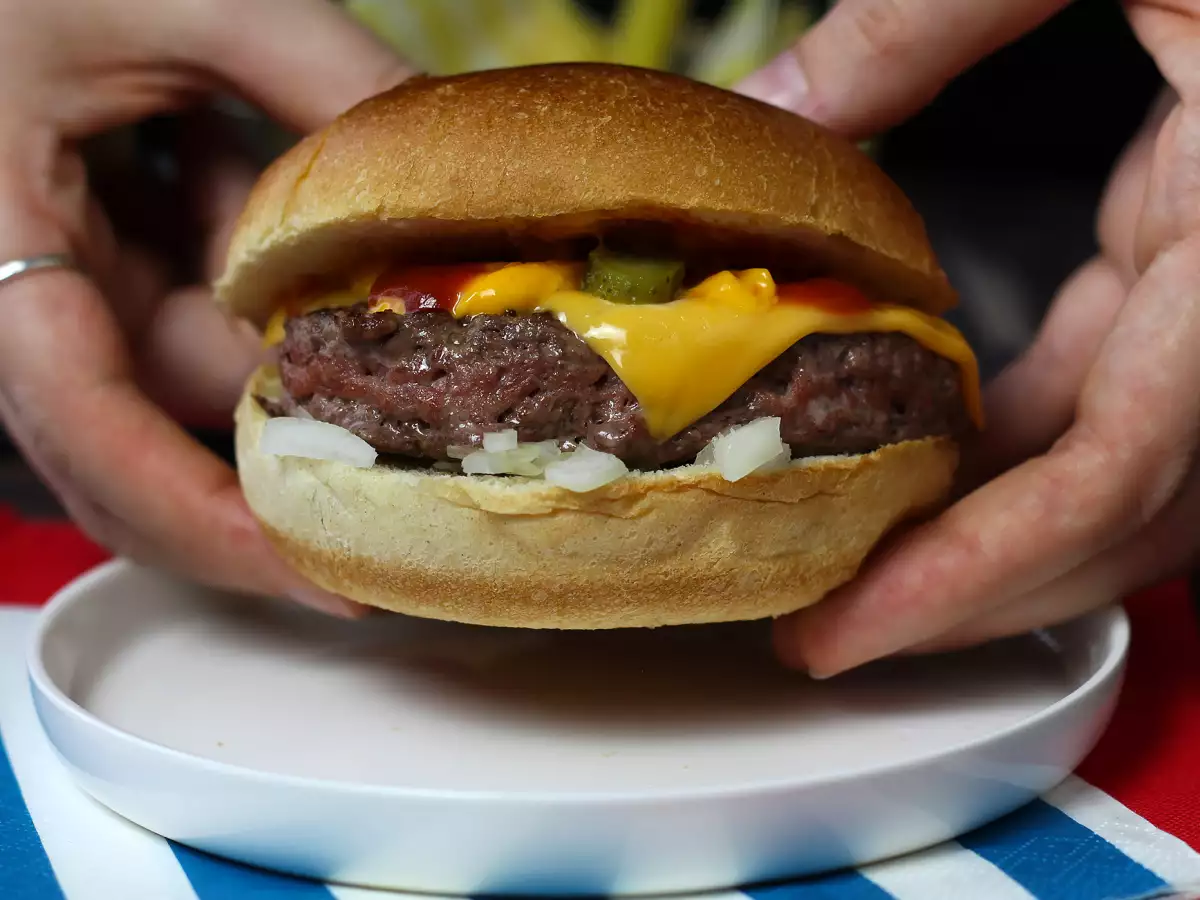 Cheeseburger, burger keju terkenal yang disukai semua orang! - foto 2
