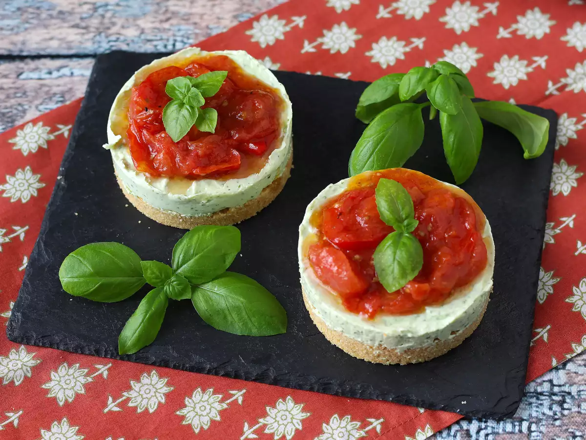 Cheesecake Gurih Mini dengan Kemangi dan Tomat Ceri: Ide Lezat untuk Prasmanan dan Jamuan - foto 6