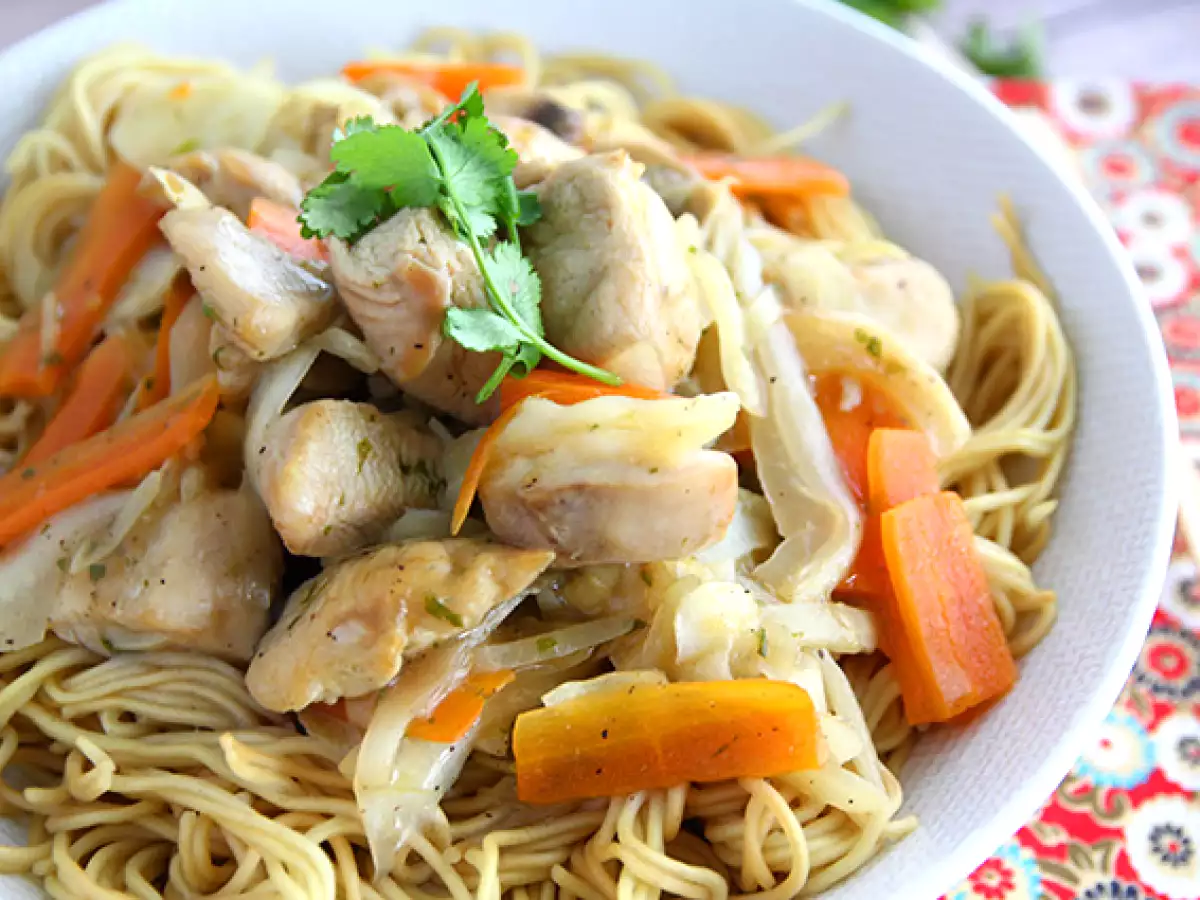 Chow mein (chao men), mie khas Tiongkok dengan ayam dan sayuran - foto 2