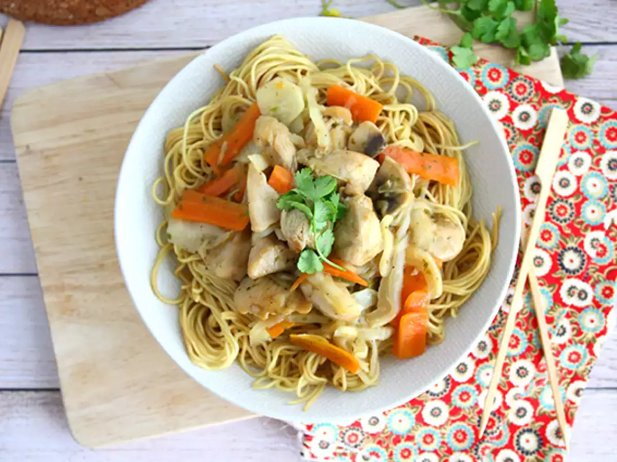 Chow mein (chao men), mie khas Tiongkok dengan ayam dan sayuran - foto 3