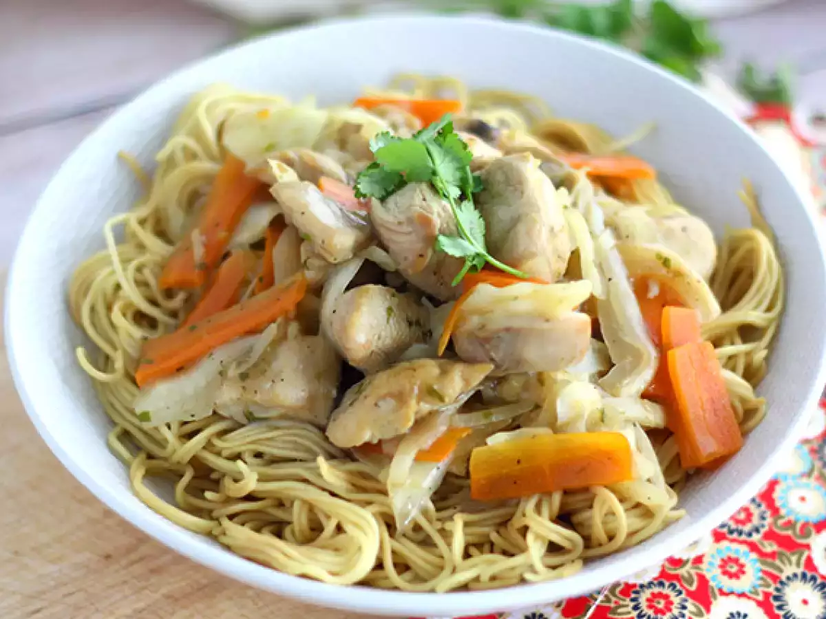 Chow mein (chao men), mie khas Tiongkok dengan ayam dan sayuran - foto 4