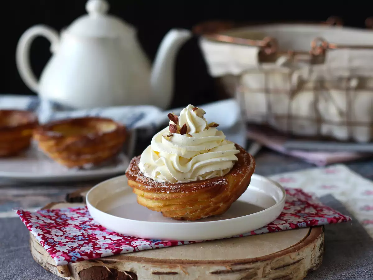 Churros panggang berbentuk mangkuk dengan aneka topping melimpah