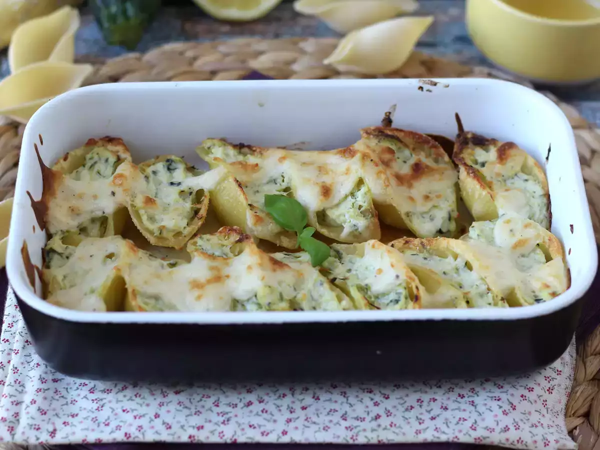 Conchiglioni diisi dengan ricotta, cukini, dan lemon: krim dan au gratin di dalam oven - foto 6