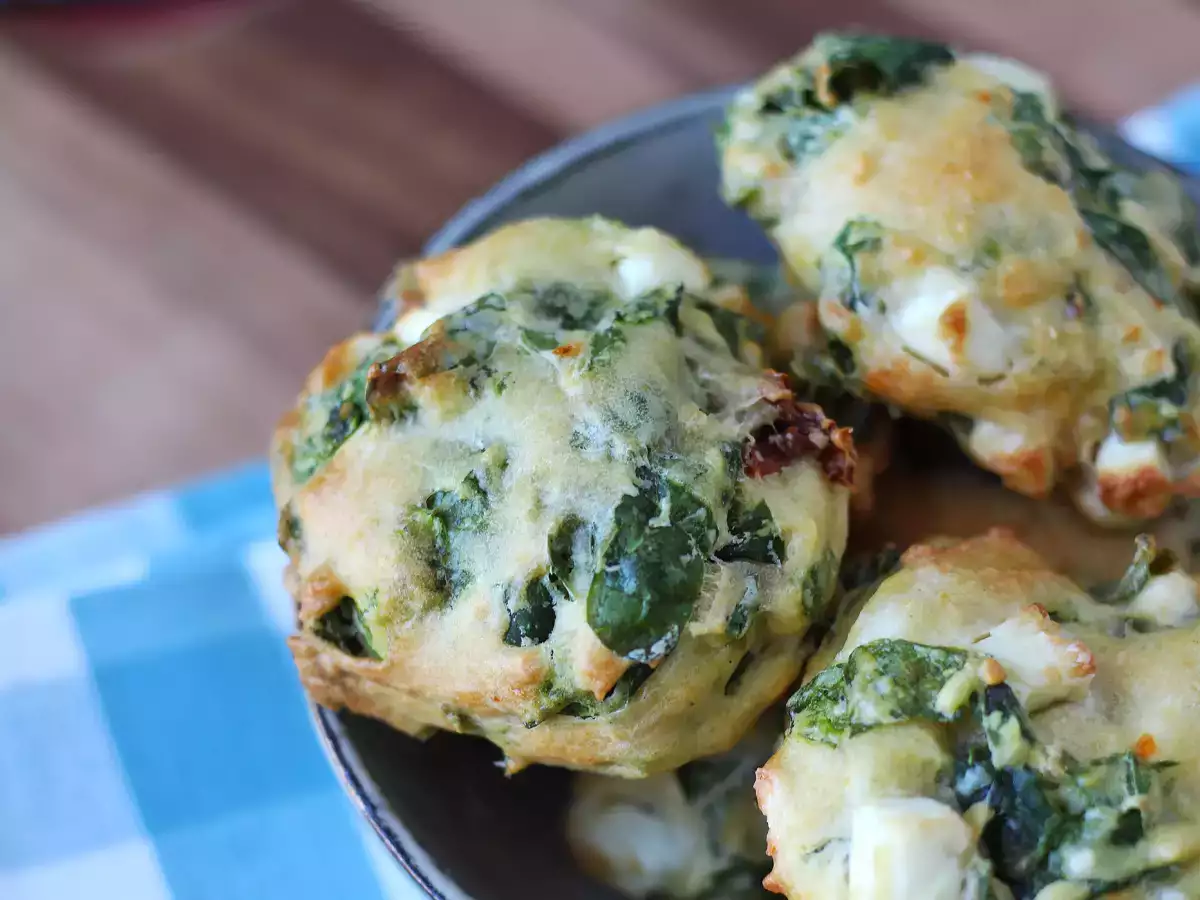 Cookies Gurih dengan Feta, Tomat Kering, dan Bayam