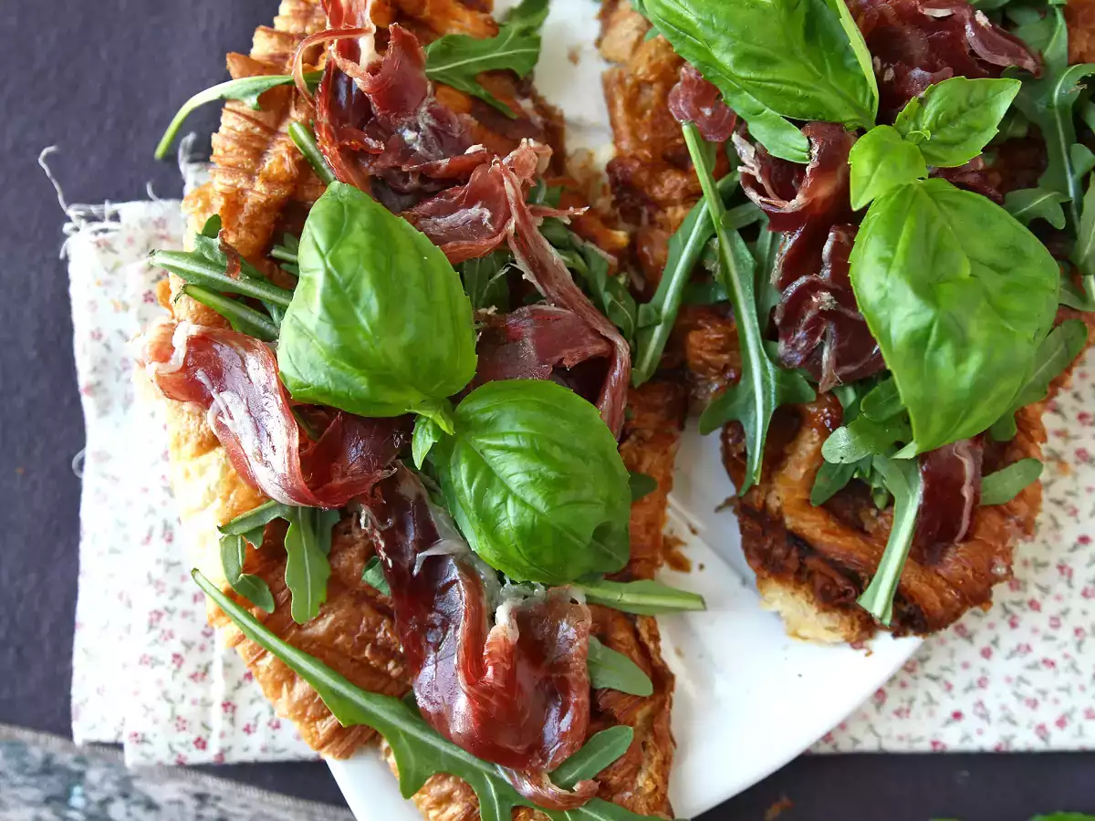 Croffle, croissant ala wafel dengan selai ara, keju kambing, dan ham yang diawetkan di Iberia - foto 2