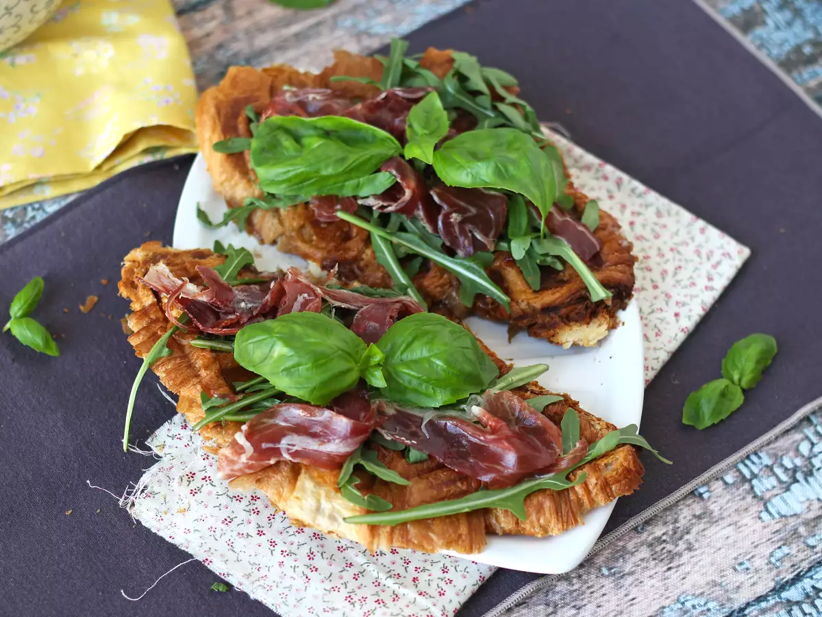 Croffle, croissant ala wafel dengan selai ara, keju kambing, dan ham yang diawetkan di Iberia - foto 3