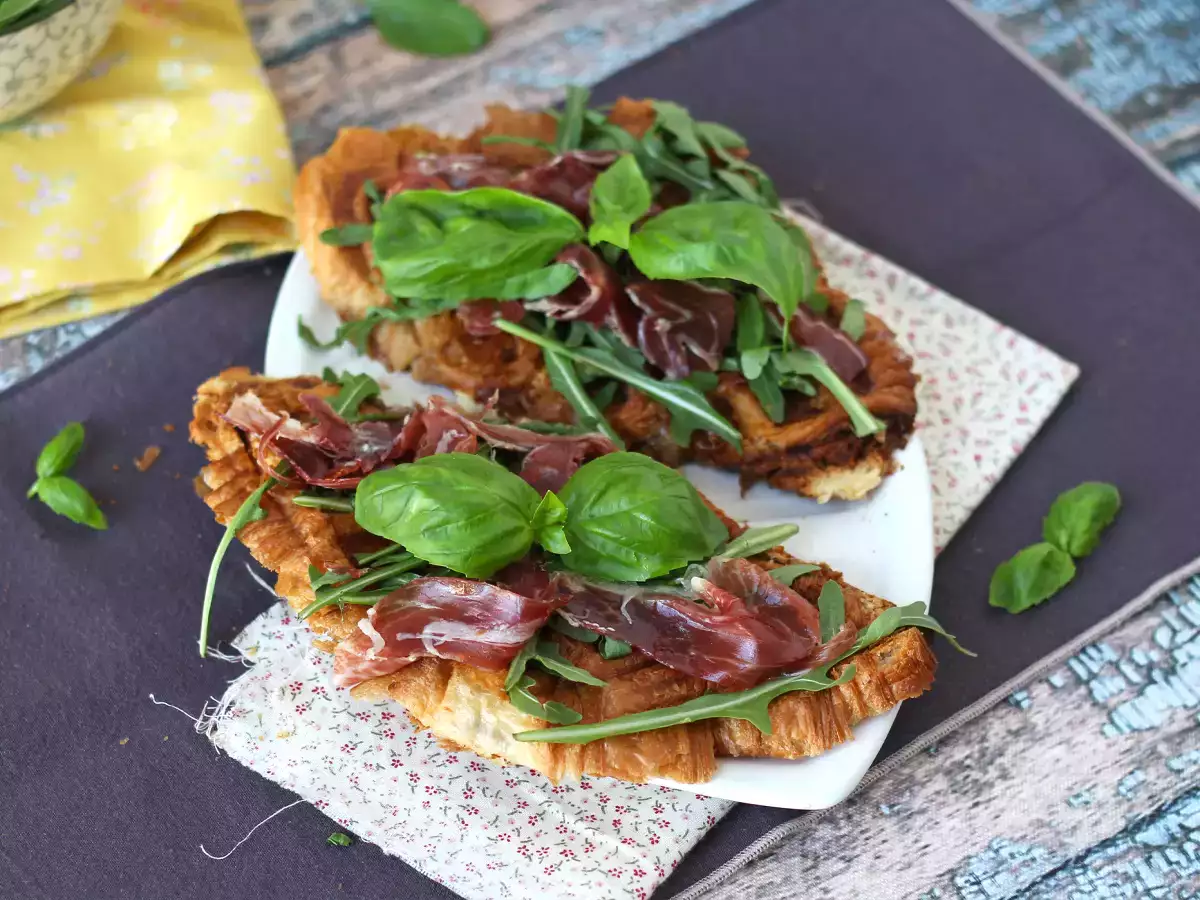 Croffle, croissant ala wafel dengan selai ara, keju kambing, dan ham yang diawetkan di Iberia - foto 4