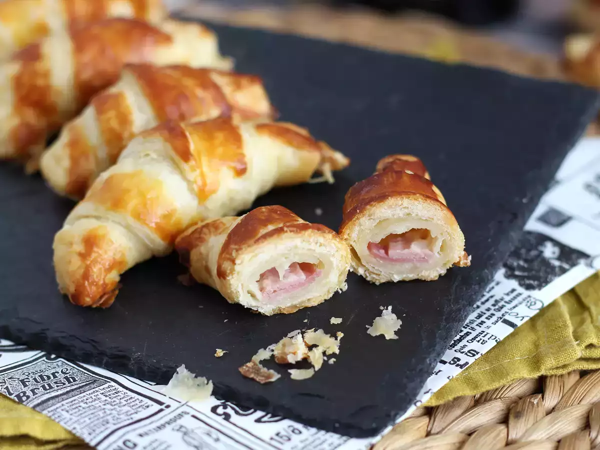 Croissant Puff Pastry Isi Saus Béchamel, Ham, dan Keju