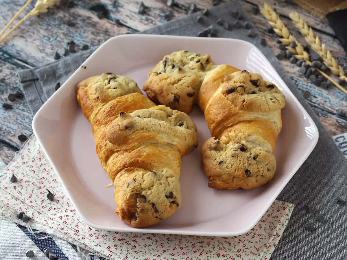 Croissant yang sangat lezat dan sangat mudah. Kombinasi sempurna antara croissant dan kue! - foto 4