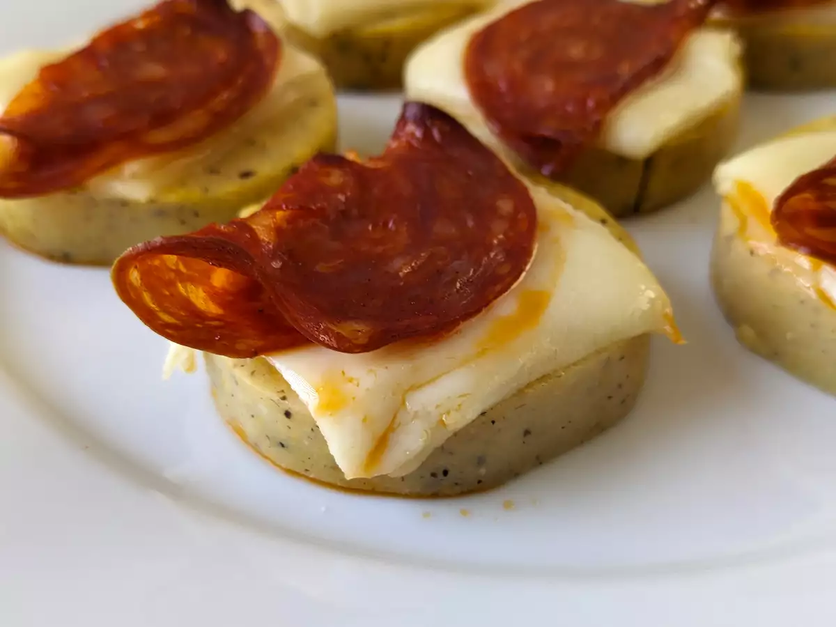 Crostini Polenta dengan Keju Scamorza dan Salami Pedas