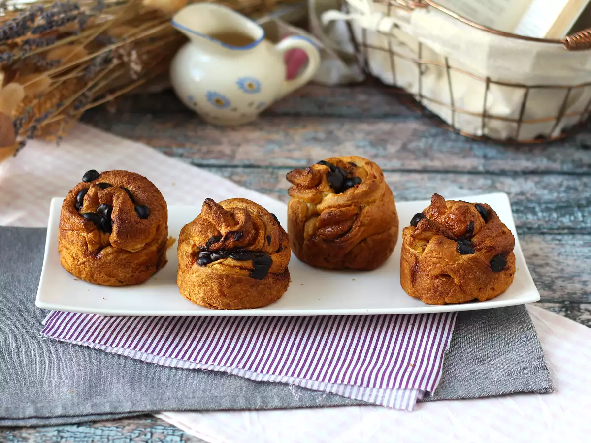 Cruffin, kombinasi croissant dan muffin, dengan puding dan cokelat - foto 9