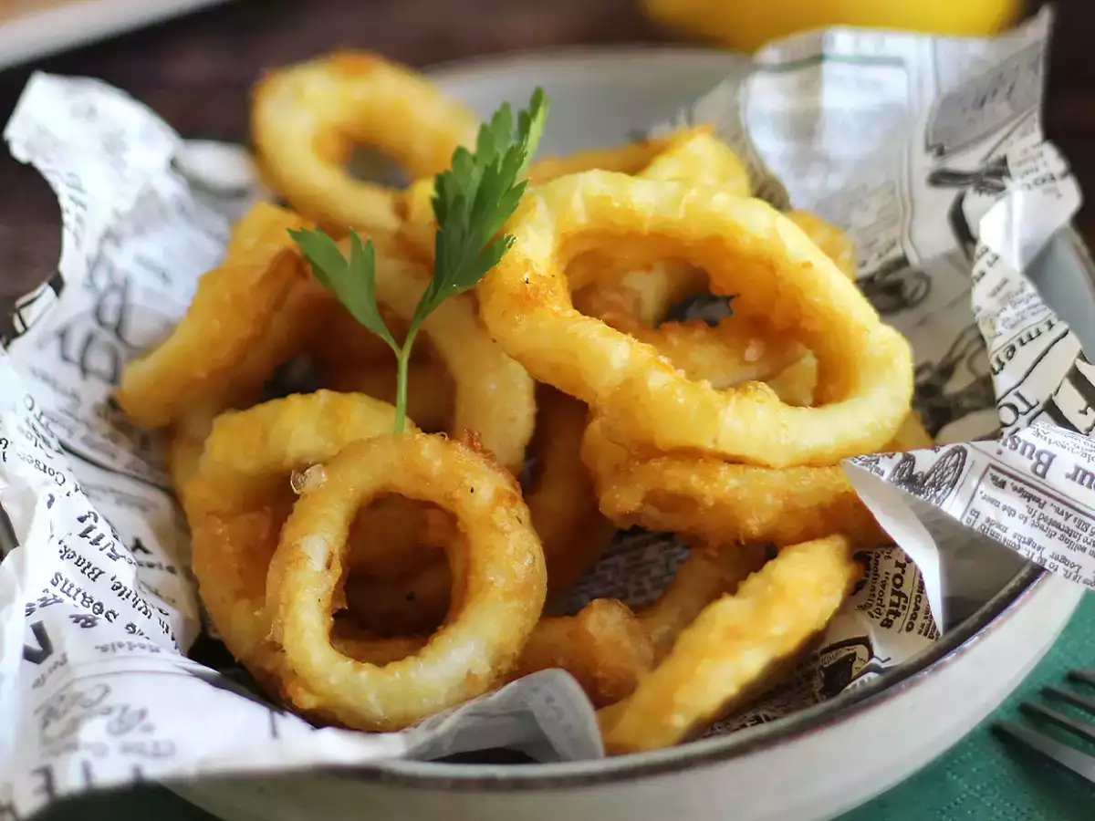 Cumi-cumi a la romana - cumi-cumi dilapisi tepung roti dalam adonan - foto 3