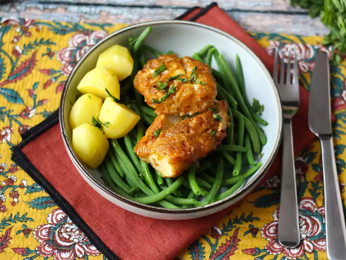 Daging punggung ikan kod dengan perasan lemon, bawang putih, dan rempah-rempah