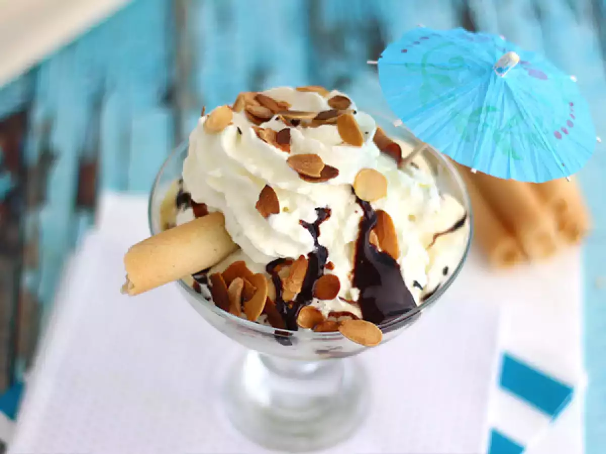 Dame blanche: es krim vanila dengan saus cokelat yang mudah dan lezat - foto 2