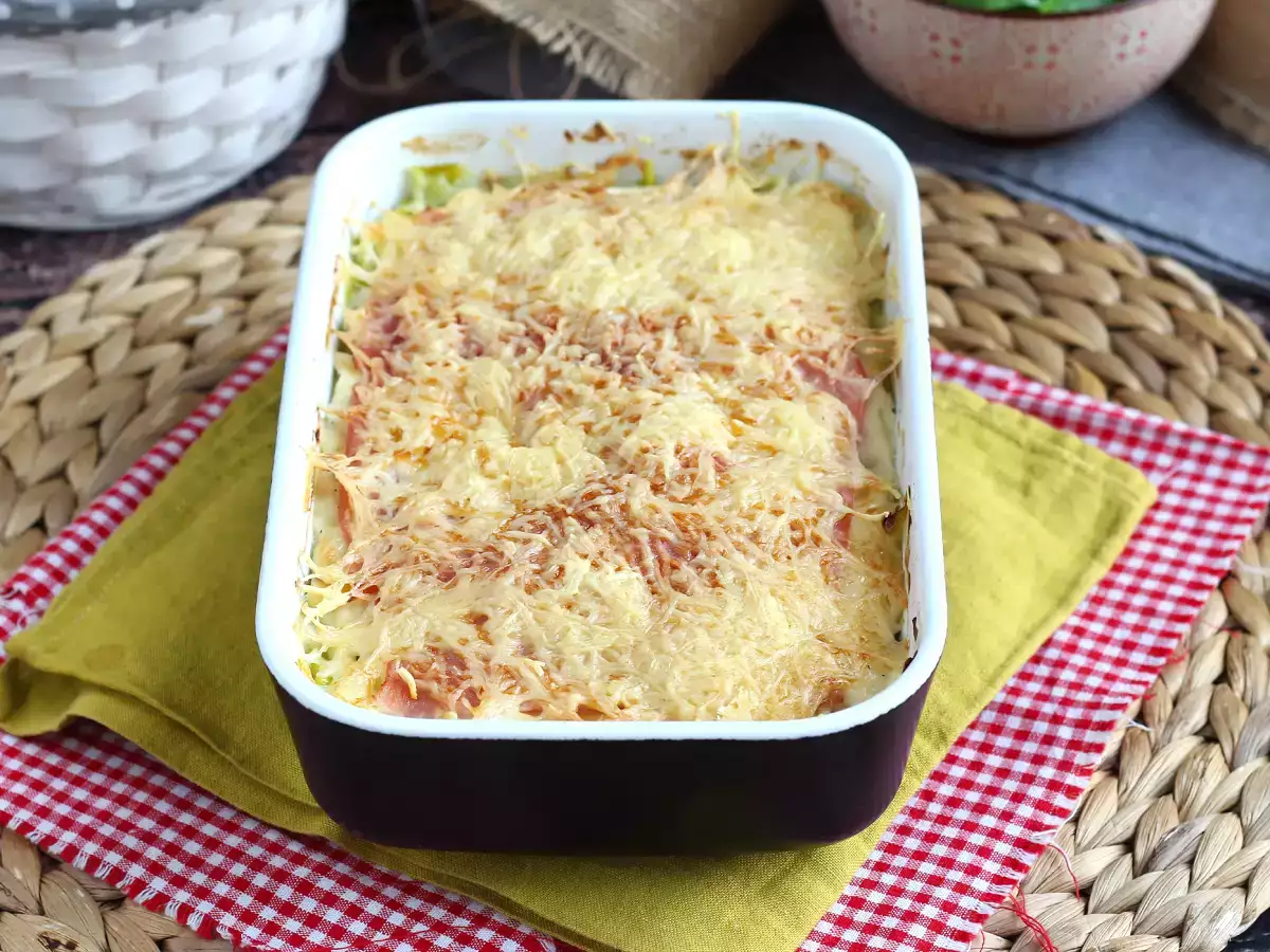Daun bawang au gratin dengan ham dan keju yang dimasak - foto 2