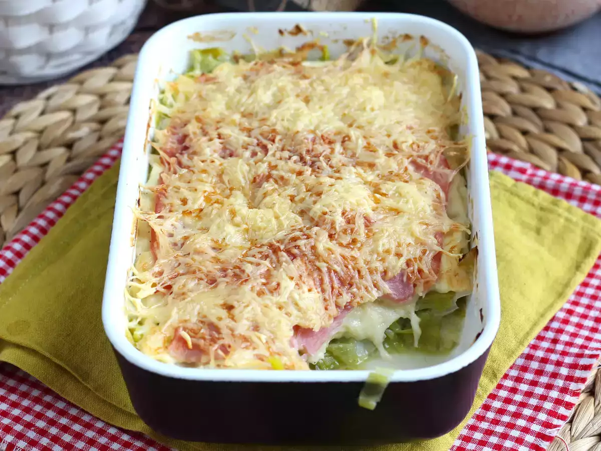 Daun bawang au gratin dengan ham dan keju yang dimasak - foto 3