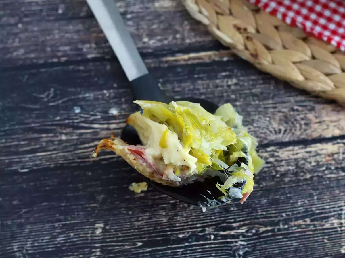 Daun bawang au gratin dengan ham dan keju yang dimasak - foto 4