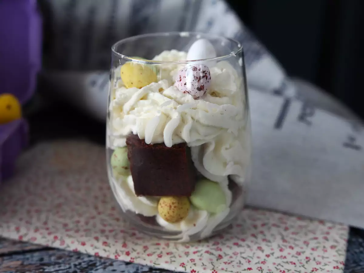 Dessert Gelas Paskah dengan Brownies dan Krim Kocok - foto 2