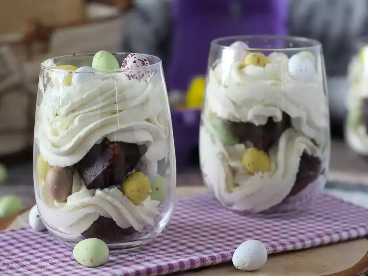 Dessert Gelas Paskah dengan Brownies dan Krim Kocok - foto 6
