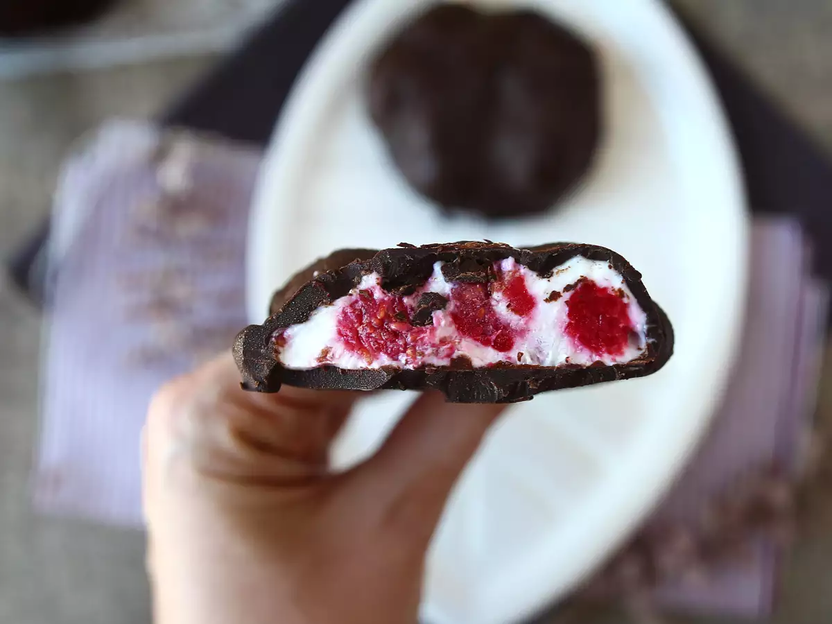 Es krim skyr, raspberry, dan cokelat. Camilan sehat untuk hari yang cerah! - foto 2