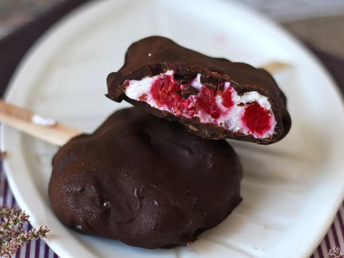 Es krim skyr, raspberry, dan cokelat. Camilan sehat untuk hari yang cerah! - foto 6