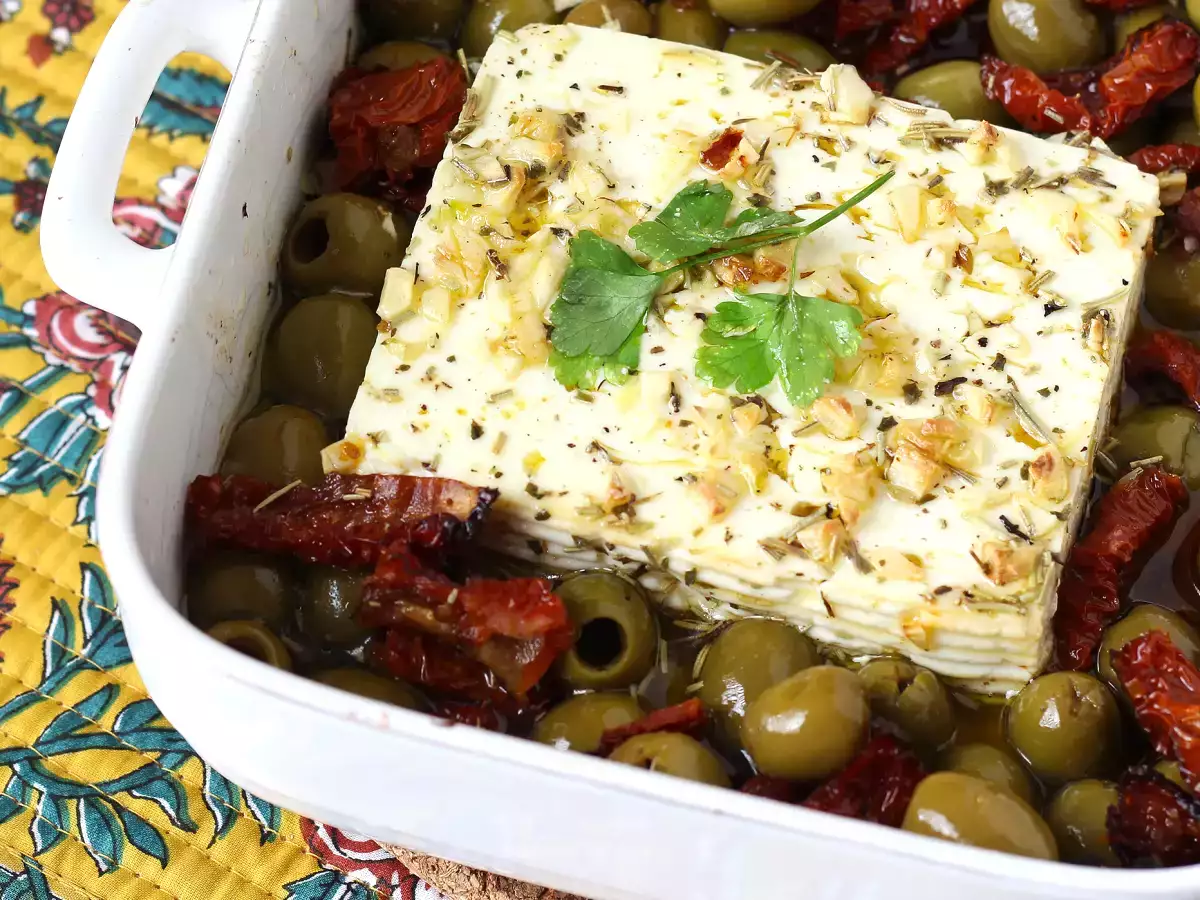 Feta panggang dengan tomat kering dan buah zaitun, gaya Mediterania - foto 2