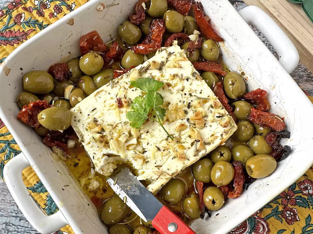 Feta panggang dengan tomat kering dan buah zaitun, gaya Mediterania - foto 3