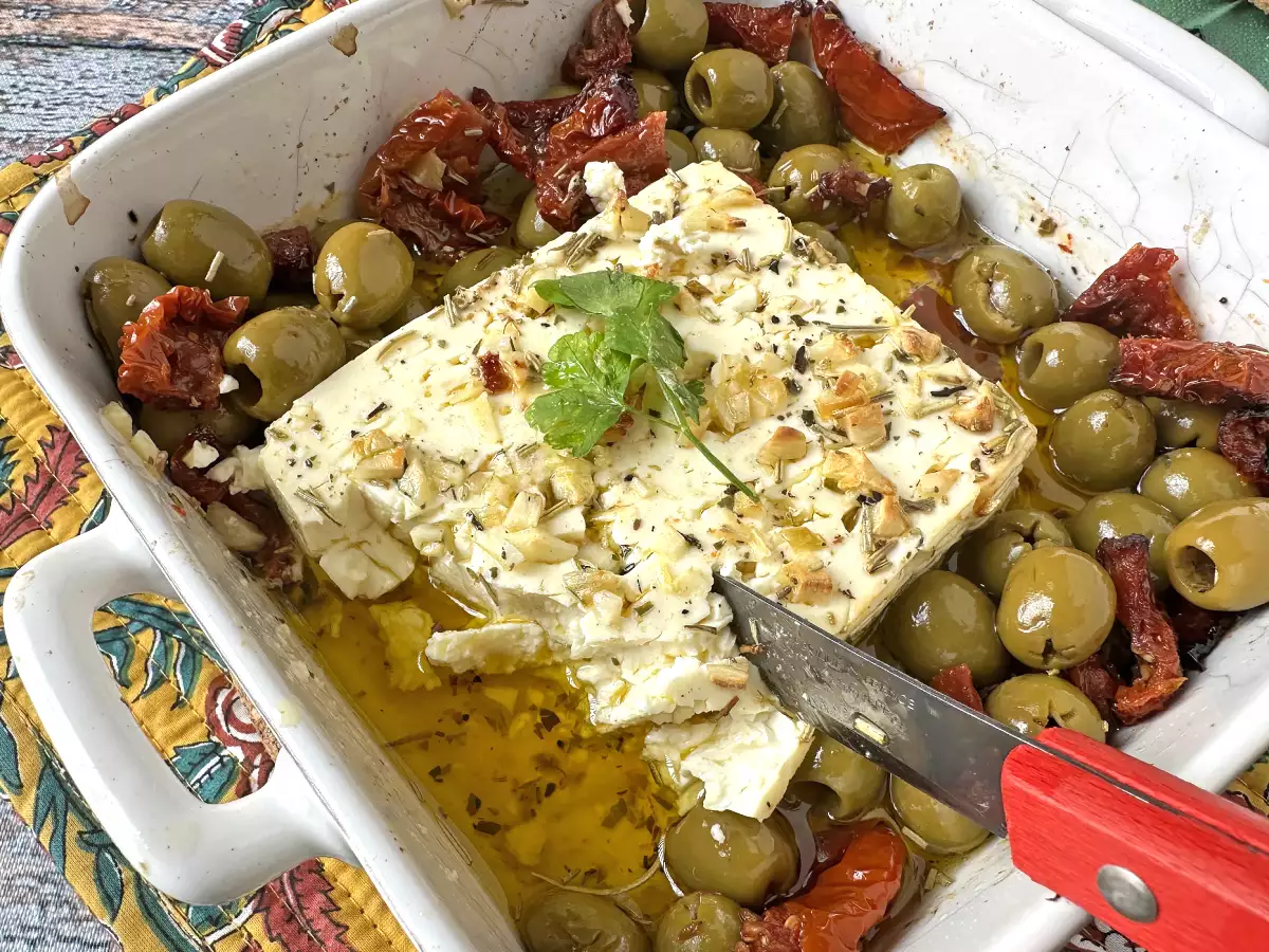 Feta panggang dengan tomat kering dan buah zaitun, gaya Mediterania - foto 5