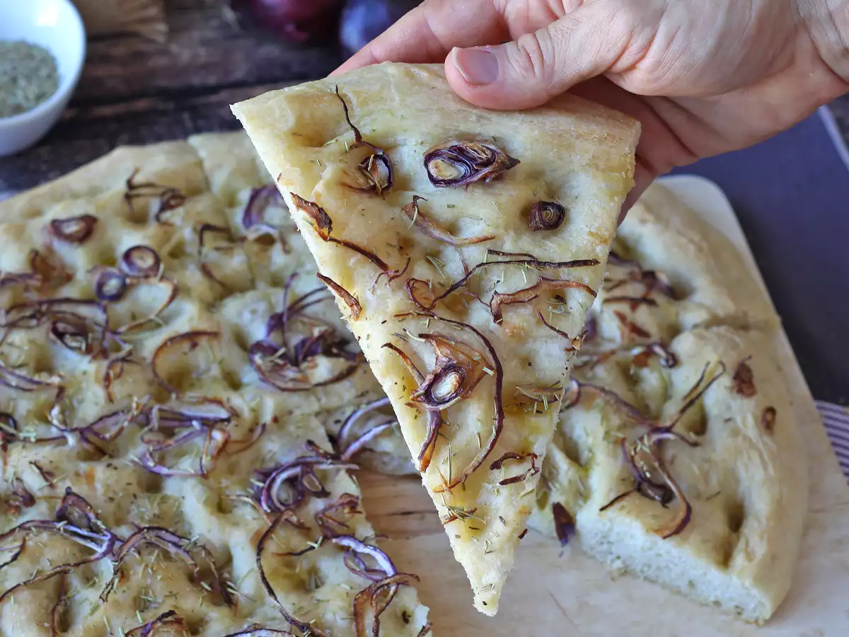 Focaccia pedesaan dengan bawang bombay dan rosemary