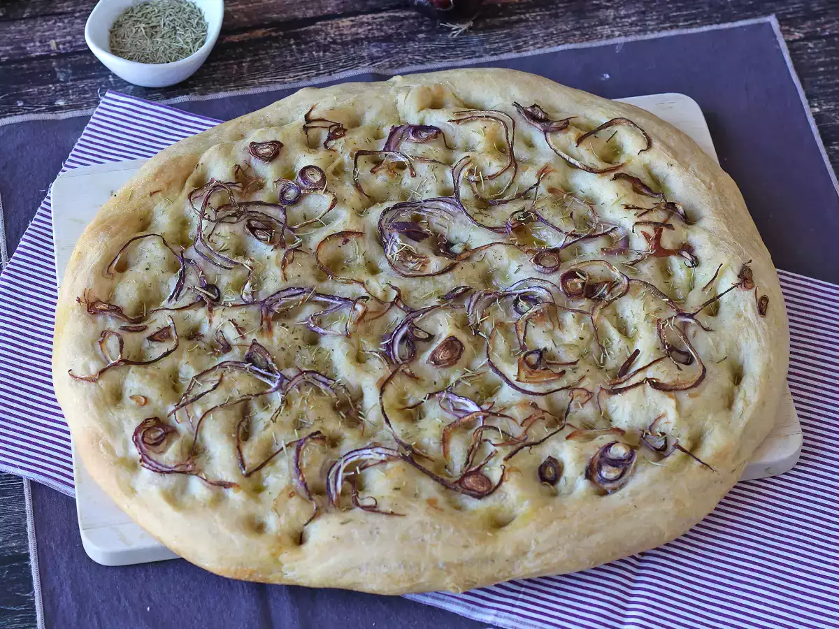 Focaccia pedesaan dengan bawang bombay dan rosemary - foto 2