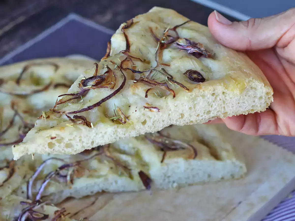 Focaccia pedesaan dengan bawang bombay dan rosemary - foto 3