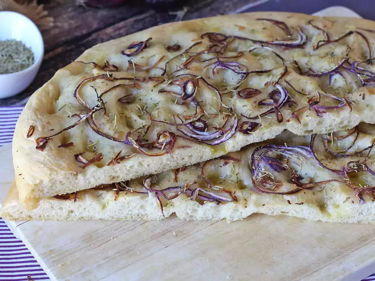 Focaccia pedesaan dengan bawang bombay dan rosemary - foto 4