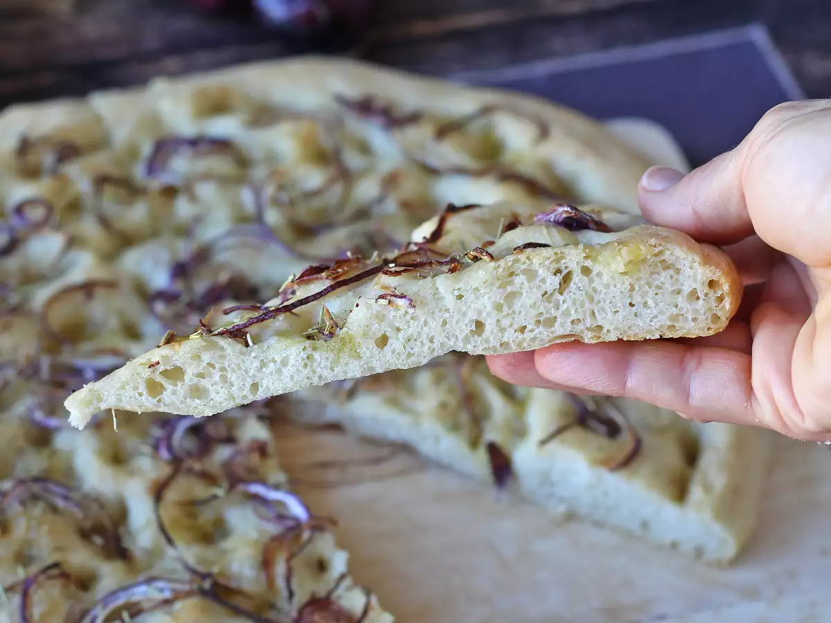 Focaccia pedesaan dengan bawang bombay dan rosemary - foto 5