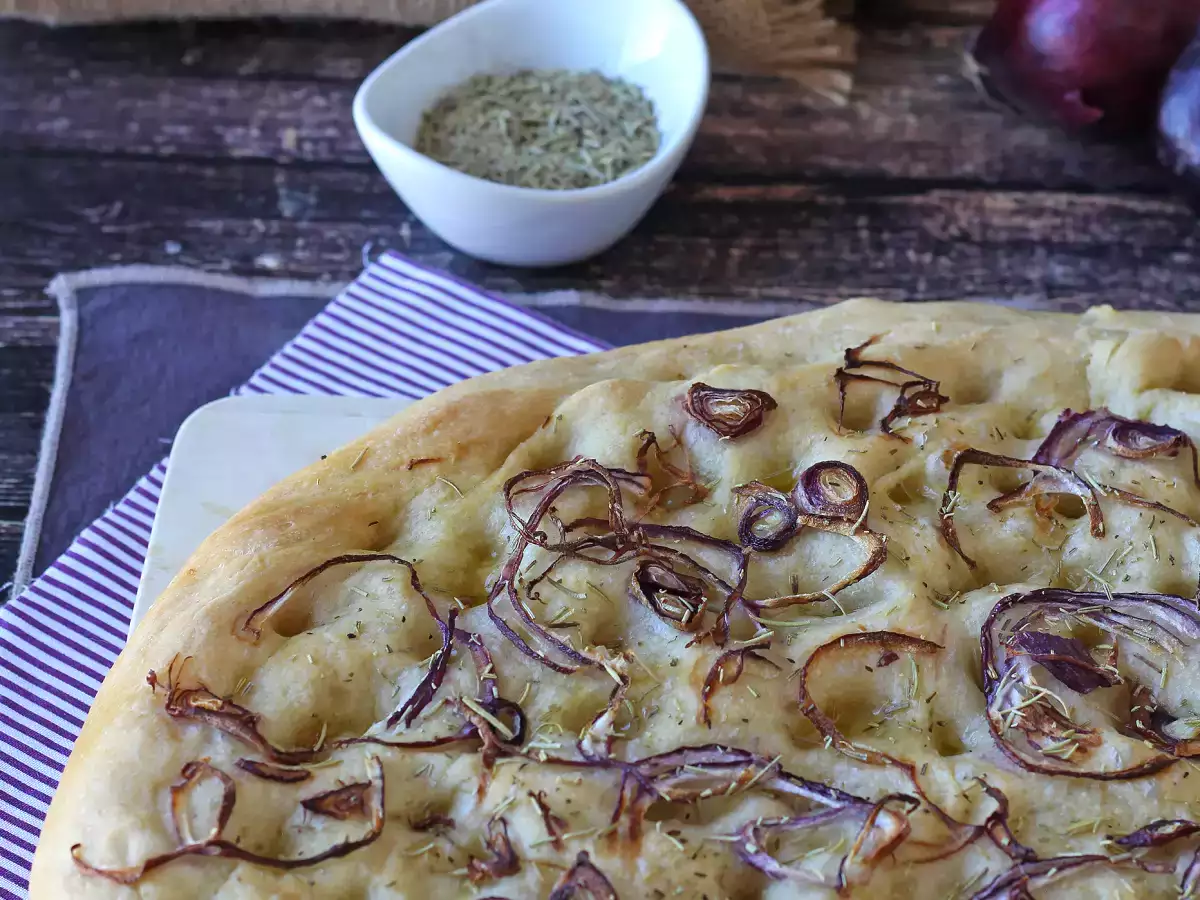 Focaccia pedesaan dengan bawang bombay dan rosemary - foto 6