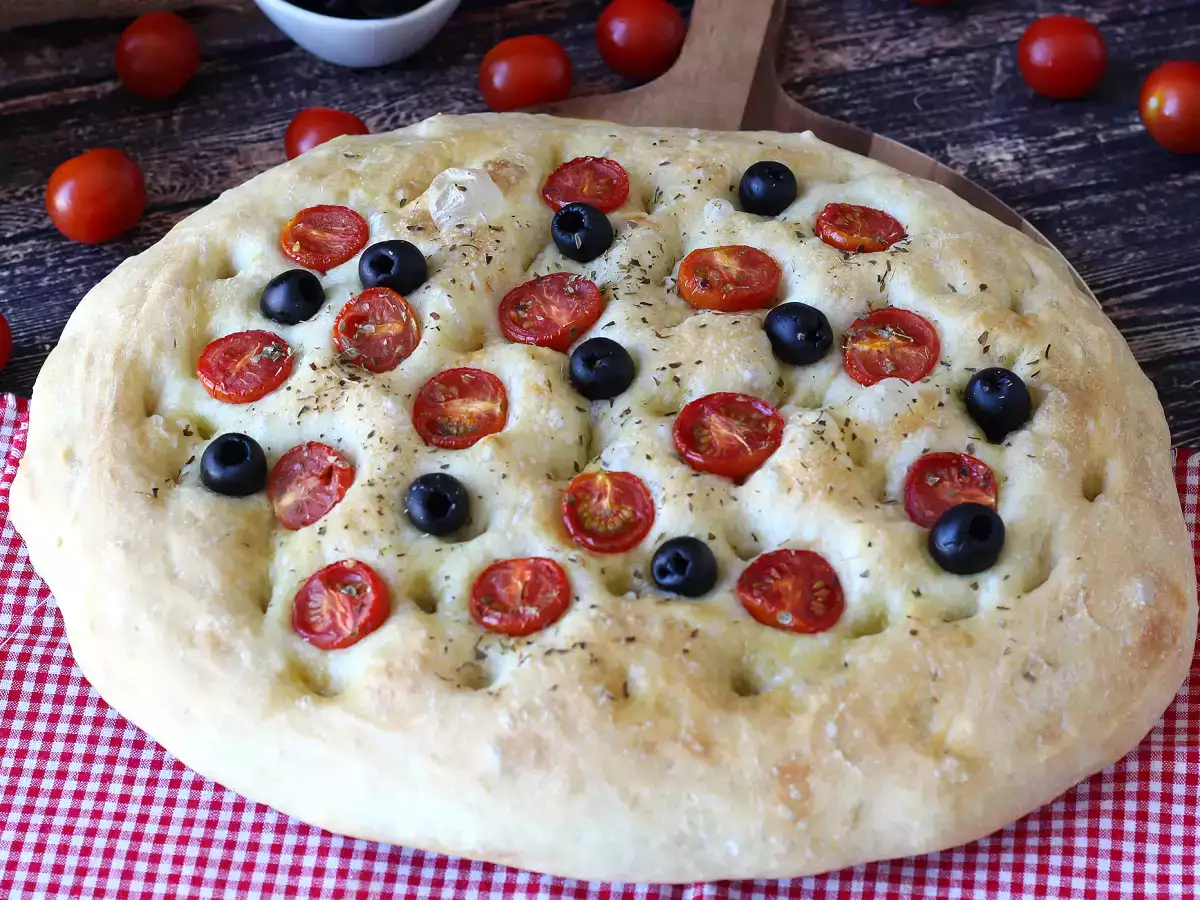 Focaccia yang tebal dan empuk dengan tomat ceri, zaitun, dan oregano