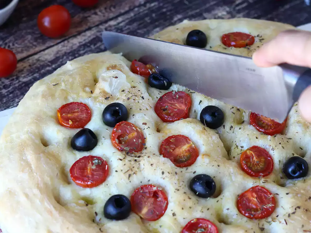 Focaccia yang tebal dan empuk dengan tomat ceri, zaitun, dan oregano - foto 2