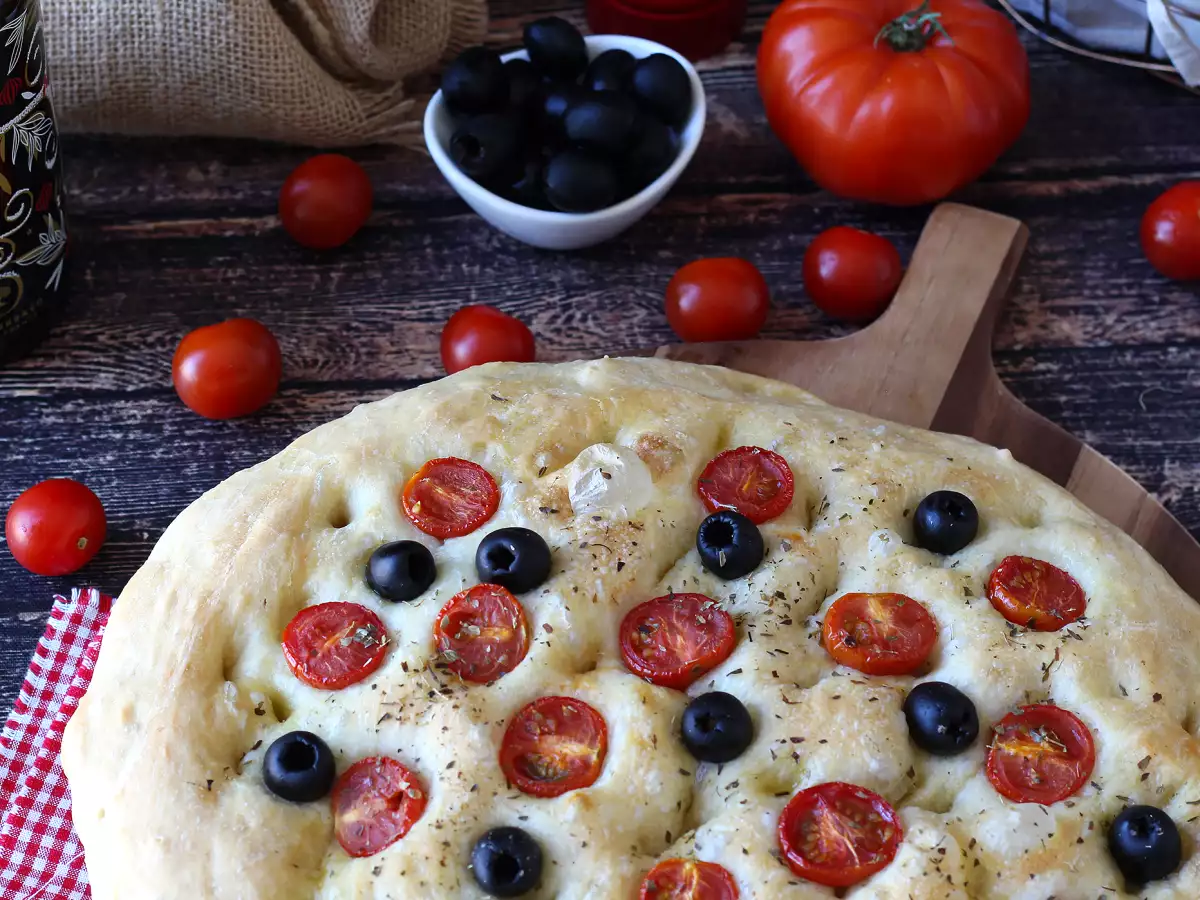 Focaccia yang tebal dan empuk dengan tomat ceri, zaitun, dan oregano - foto 3