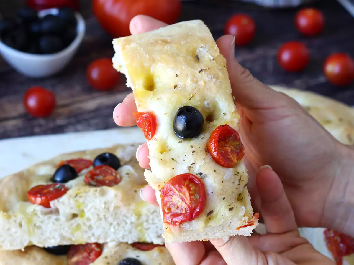 Focaccia yang tebal dan empuk dengan tomat ceri, zaitun, dan oregano - foto 4