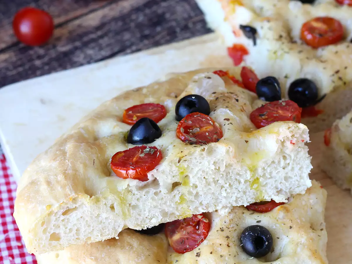 Focaccia yang tebal dan empuk dengan tomat ceri, zaitun, dan oregano - foto 5