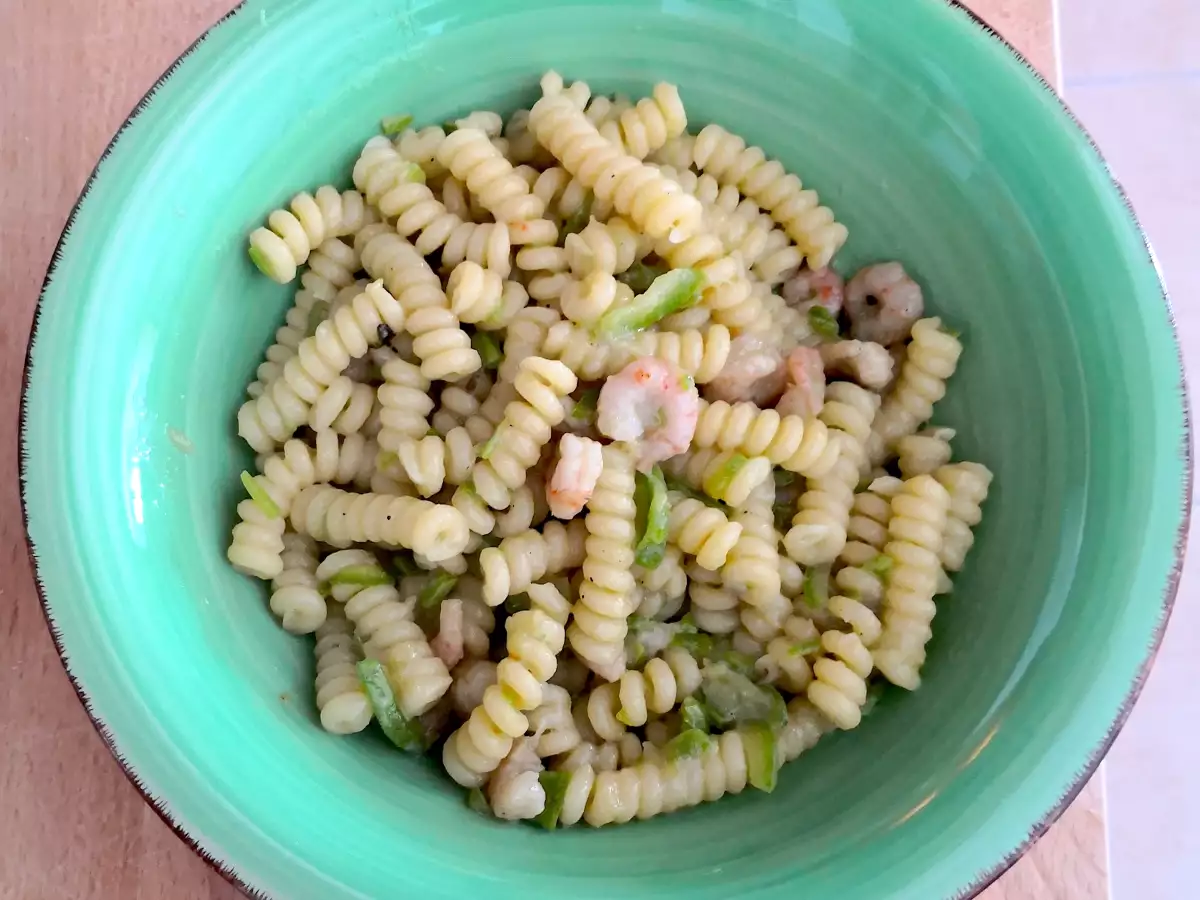 Fusilli dengan zucchini, udang, dan jahe