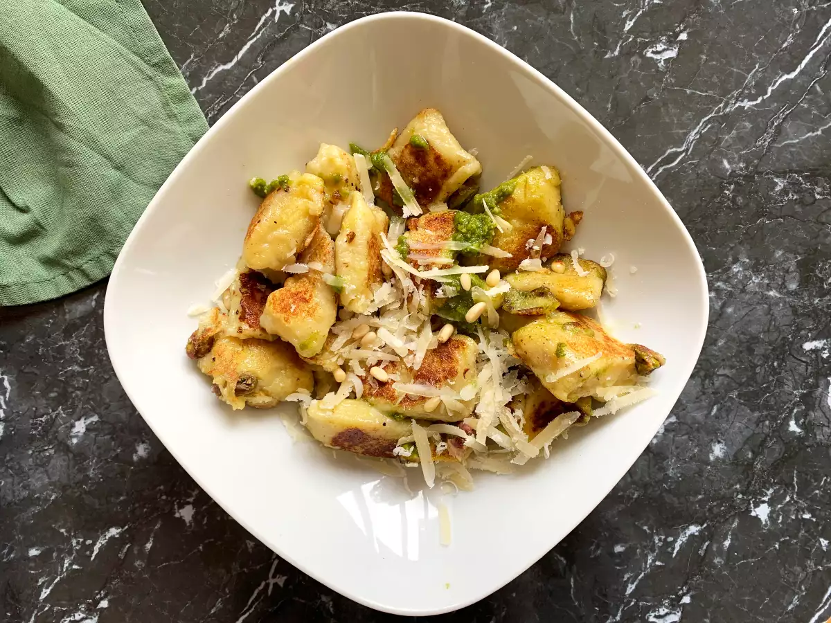 Gnocchi Mozzarella dengan Pesto Hijau