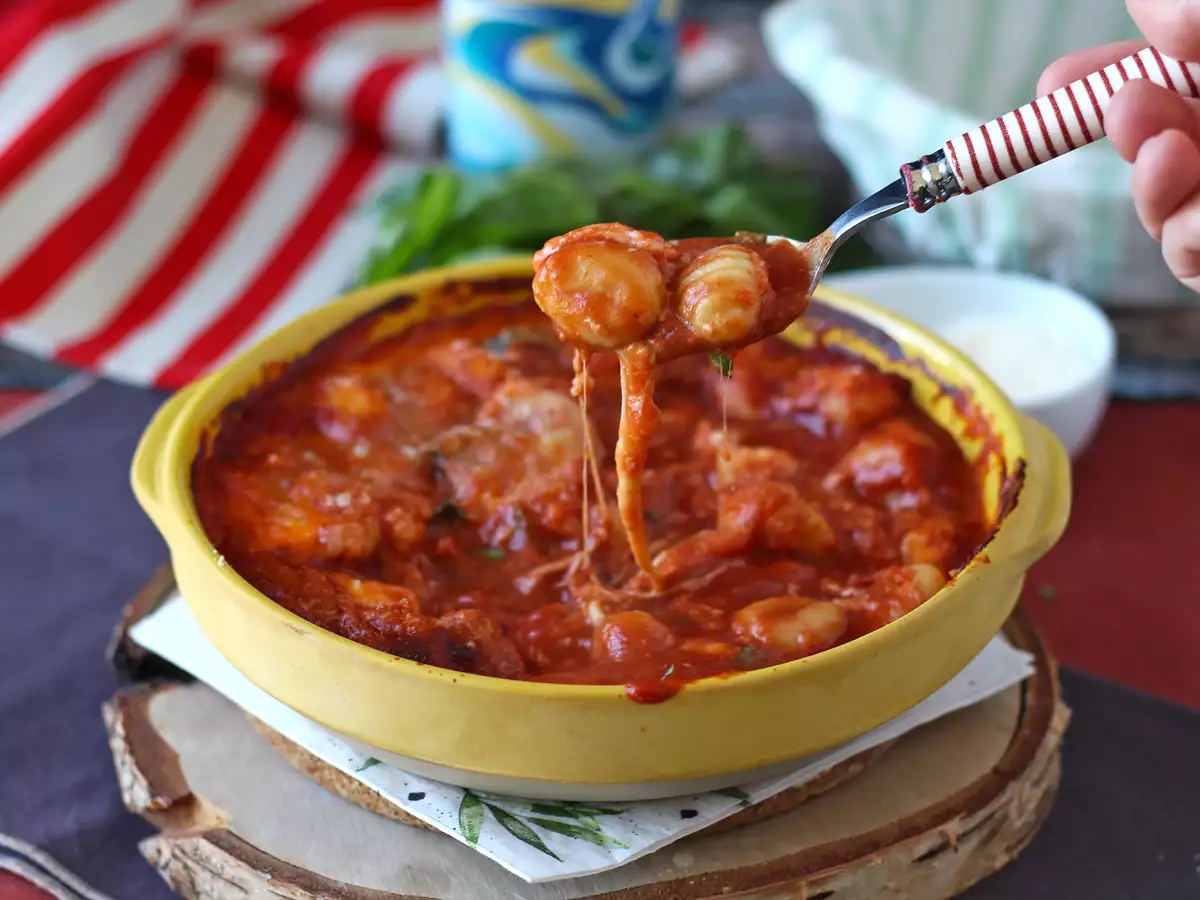 Gratin gnocchi tomat dan mozzarella yang cepat dan nyaman - gnocchi alla sorrentina di dalam oven - foto 2