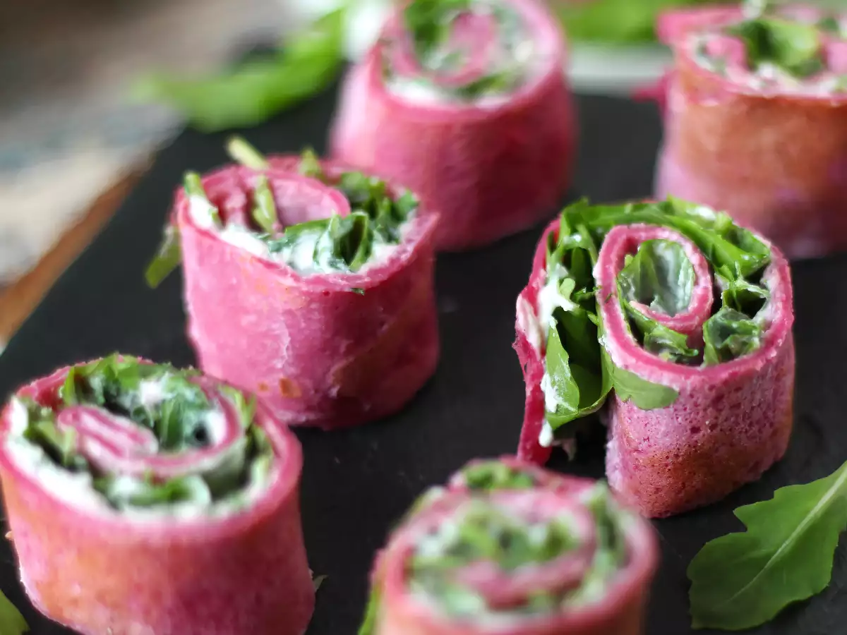 Gulungan crepes bit dengan ricotta dan roket - foto 2